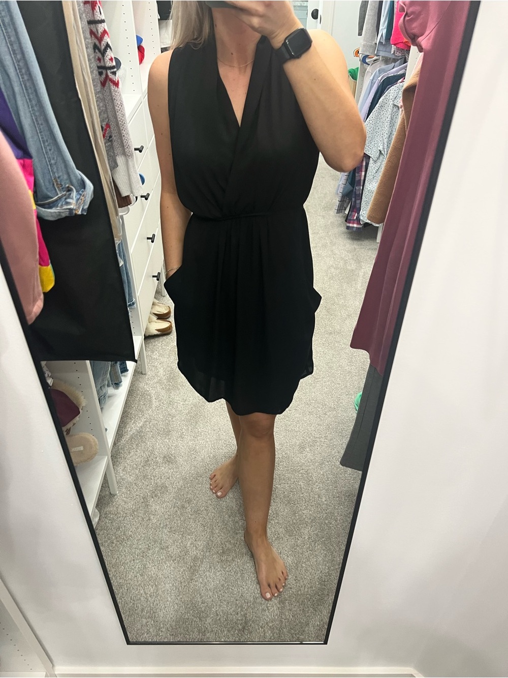 Black Sleeveless V-Neck Semi Formal Dress Size Small